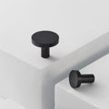 knopp/krok ch058 i svart finish - detalj