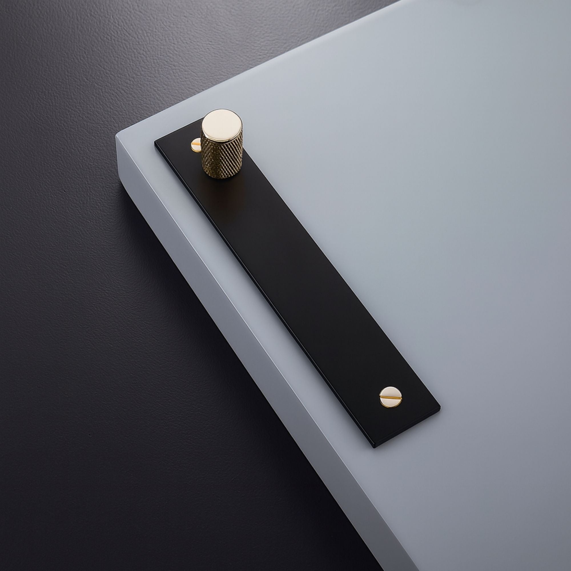 Griff 5005 | Gerändelt | Messing + Schwarz